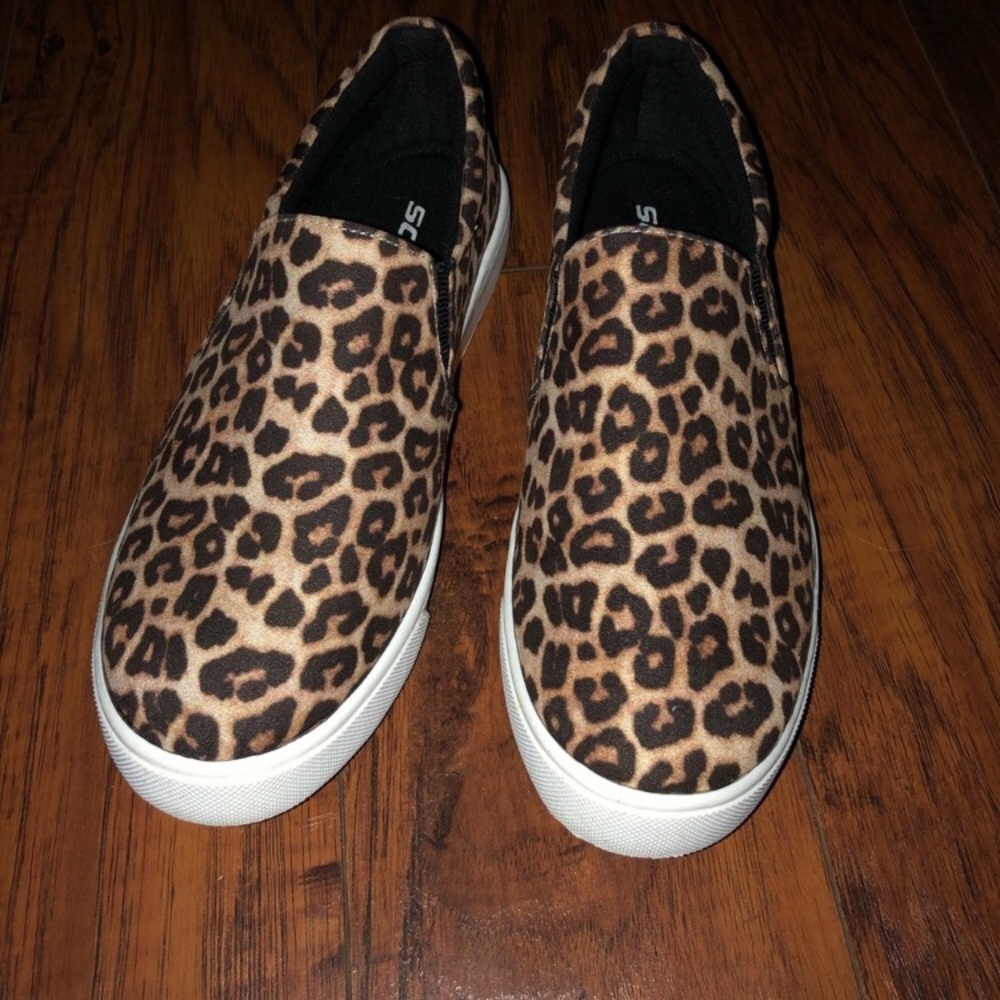 Cheetah/leopard print slip on shoes